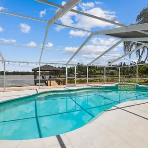 House Westchase Area. Heated Pool Waterfront! Holiday home Tampa